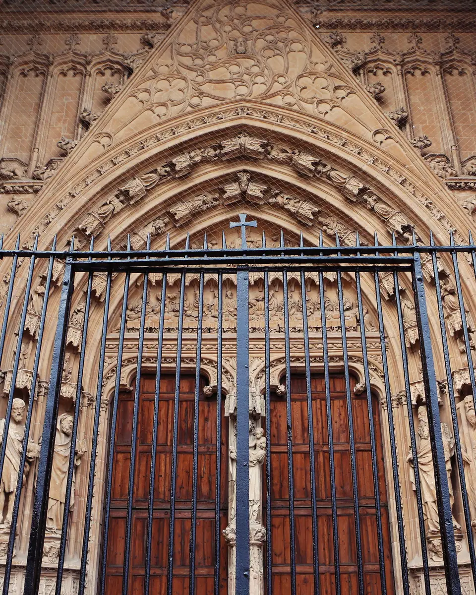 Fachada de uma catedral com o portão de ferro na frente